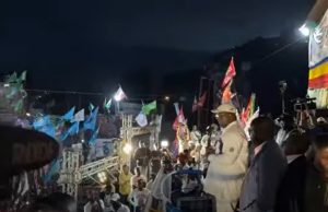 Face à la foule de partisans à Bukavu, Félix Tshisekedi, martial, menace Paul Kagame