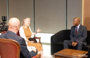 L’ambassadrice américaine reçue par Adolphe Muzito : cap sur l’amélioration du climat des affaires, les investissements et la paix