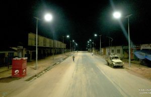 Kananga : après l’asphaltage de l’avenue Lulua, SAFRIMEX installe des lampadaires solaires et redonne vie au commerce nocturne