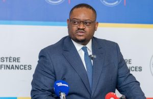 Doudou Fwamba recordman des excès : 1 milliard USD en procédure d’urgence, 357 millions USD aux dépenses de prestations, un taux de 939%