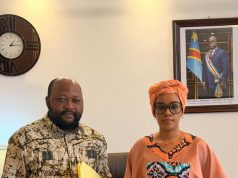Le leader de la société civile du peuple Iza Kabukapu avec la minisre des Affaires foncières, Acacia Bandubola
