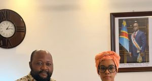 Spoliation de biens de l’État au Kasaï Central : Emmanuel Iza Kabukapu alerte la ministre des Affaires foncières Le leader de la société civile du peuple Iza Kabukapu avec la minisre des Affaires foncières, Acacia Bandubola