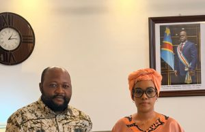 Spoliation de biens de l’État au Kasaï Central : Emmanuel Iza Kabukapu alerte la ministre des Affaires foncières Le leader de la société civile du peuple Iza Kabukapu avec la minisre des Affaires foncières, Acacia Bandubola