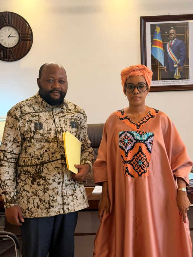 Le leader de la société civile du peuple Iza Kabukapu avec la minisre des Affaires foncières, Acacia Bandubola