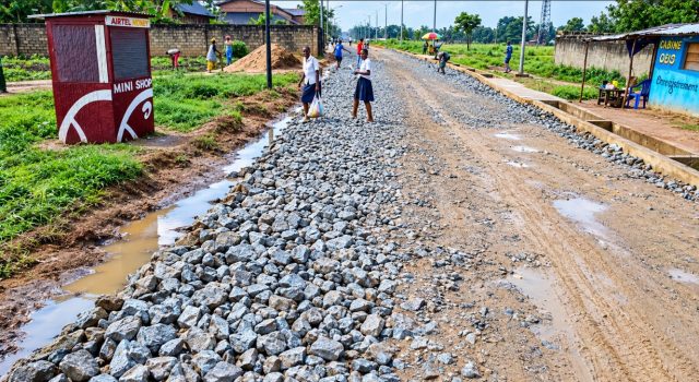 Modernisation de la voirie urbaine de Kananga : La pose de la couche de fondation s’accélère sur plusieurs avenues